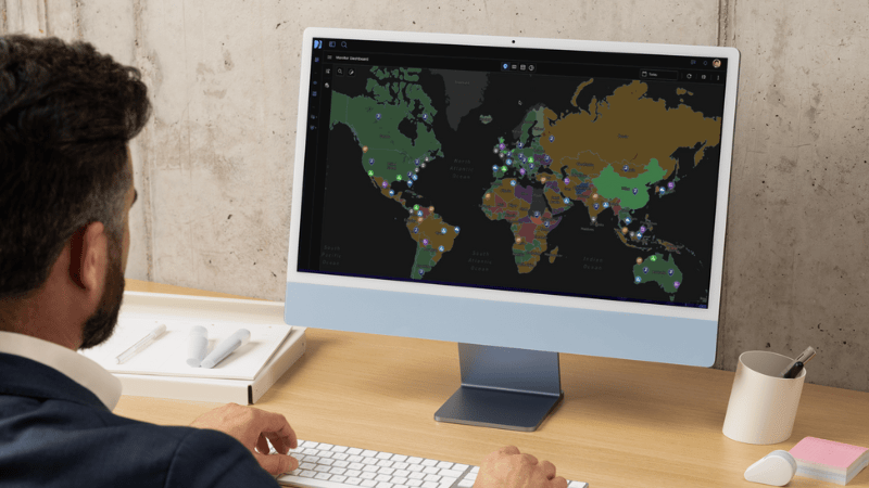 Gerente mirando la plataforma Quantum en su ordenador