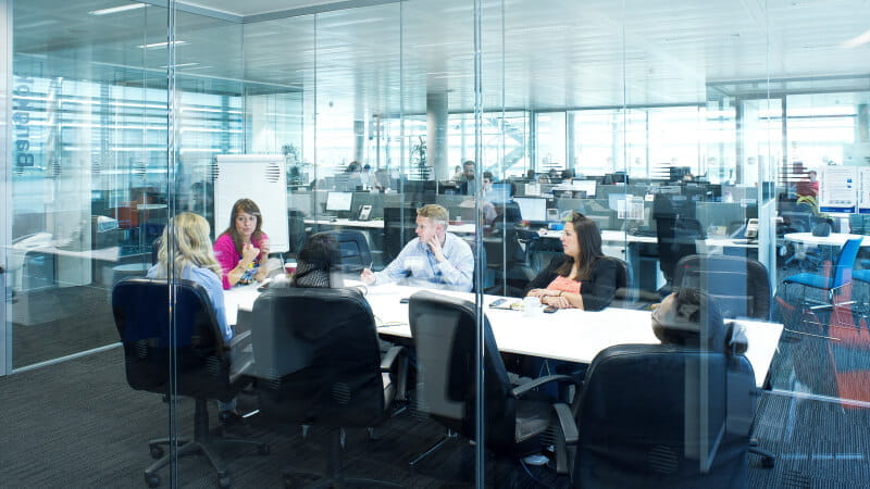 Empleados de International SOS en una reunión