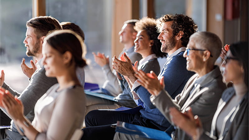 personas en evento de cliente