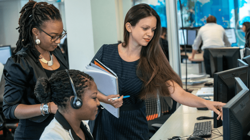 compañeros de trabajo en el ordenador