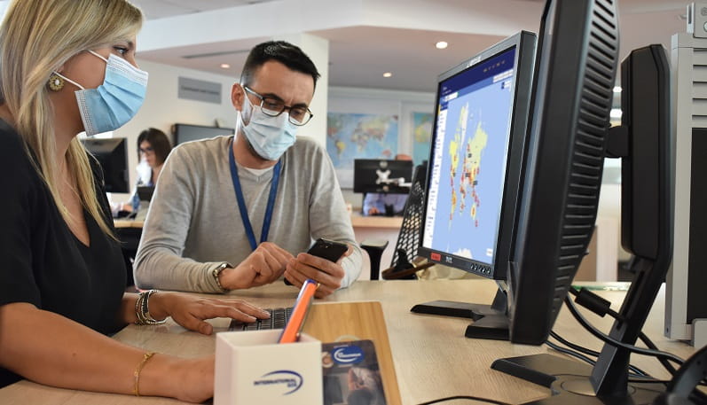 dos empleados viendo ordenador