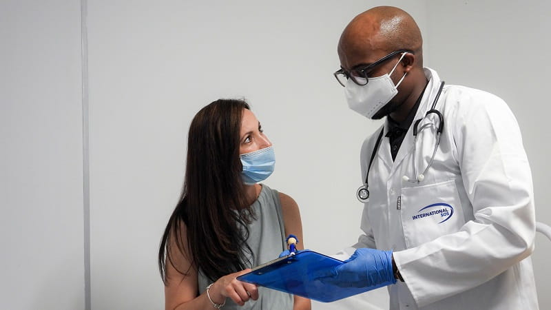 doctor revisando a paciente