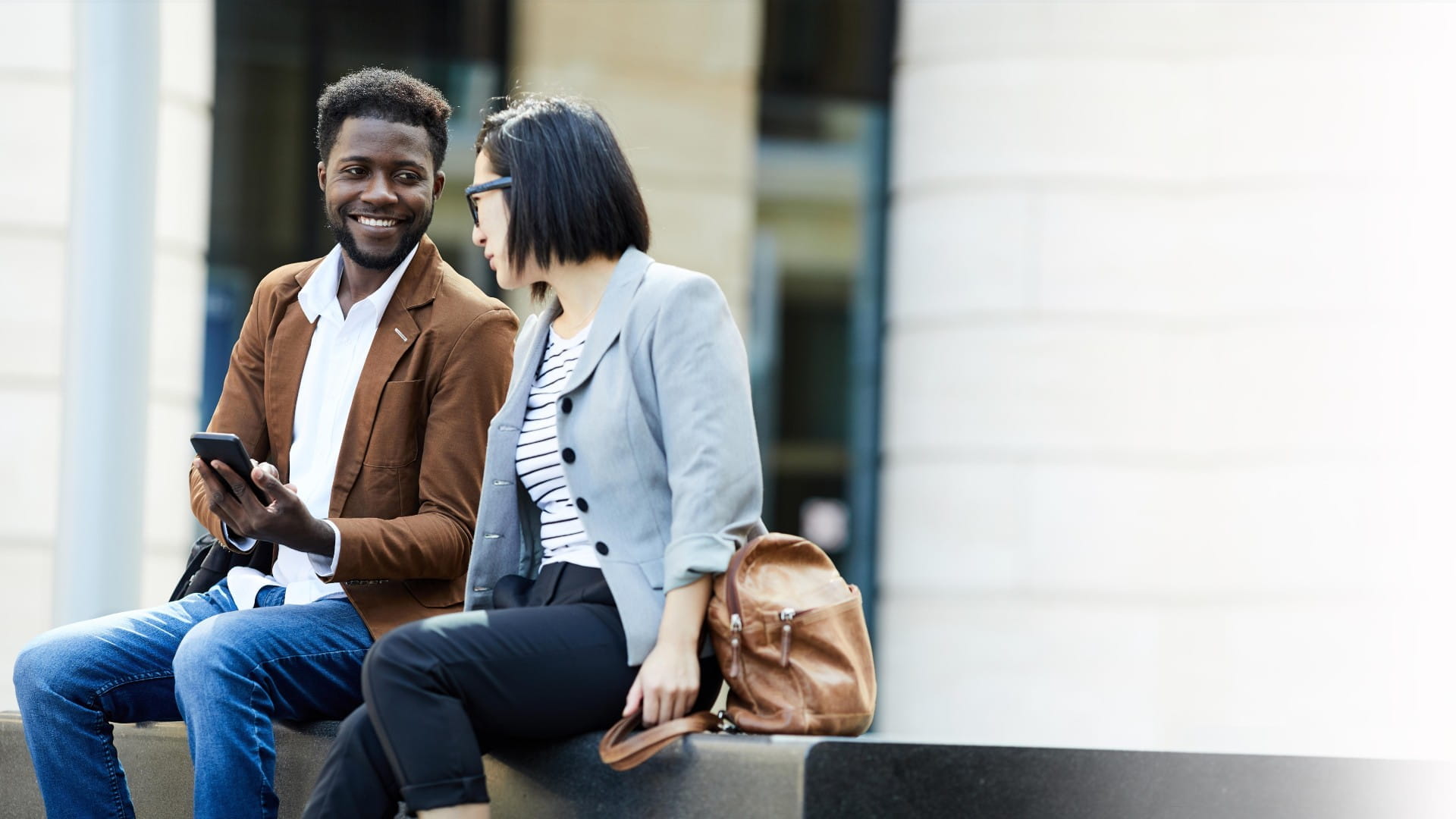 dos-empleados-afuera-de-la-oficina-half-image