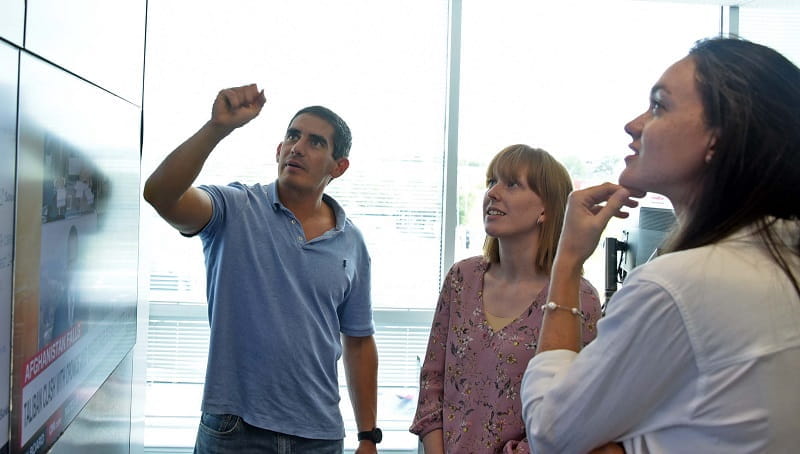 personas evaluando crisis
